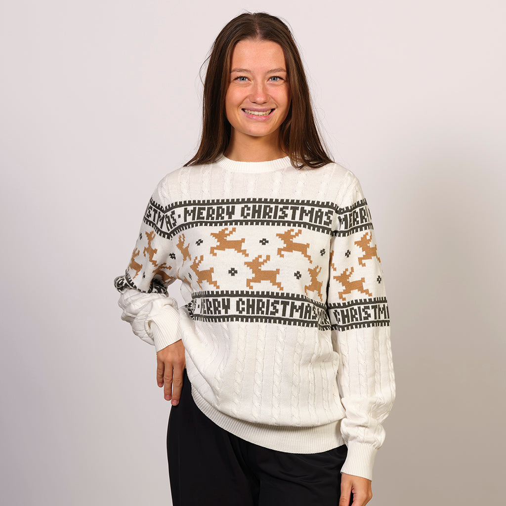 En kvinne med en fin hvit julegenser med reinsdyr på.